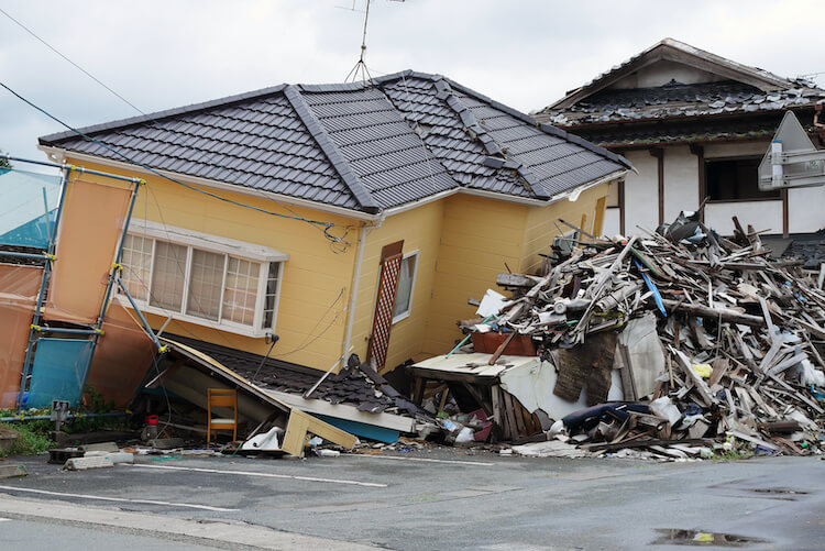 地震で倒壊した一軒家