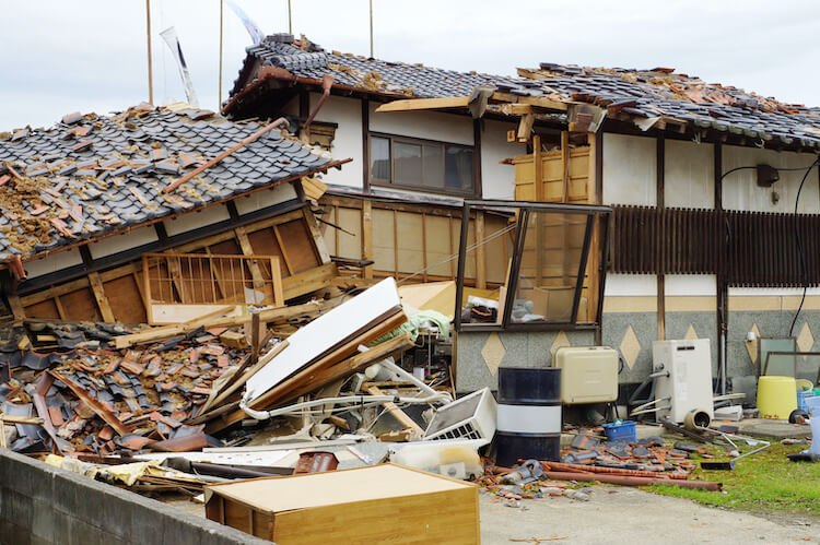 大地震で倒壊した一軒家